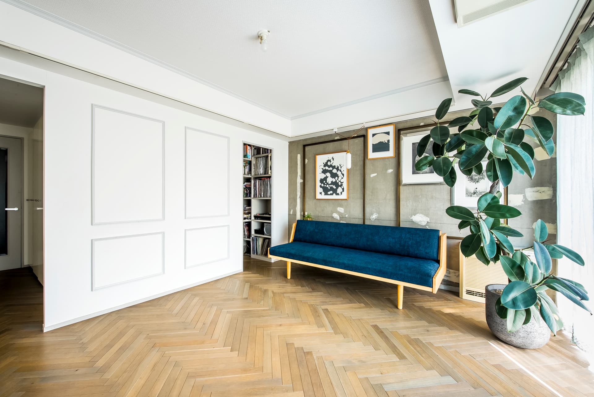 左上のミニ書斎は本やレコードを沢山収納できるように設計。エアコンは床置き。折り上げ天井沿いにライティングレール設置。