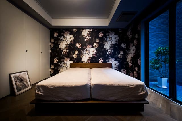 寝室。壁紙はオランダのデザイナーの物。左側が収納、右側はドライエリア。クイーンサイズベッドを入れてもなお広々。広いマスターベッドルームが欲しい方にお勧め。