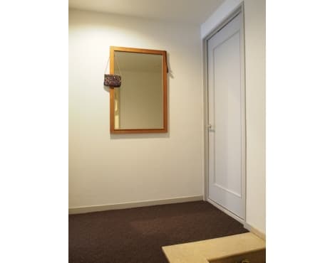 玄関。右の扉は寝室に繋がる。左はリビングに繋がる廊下。
