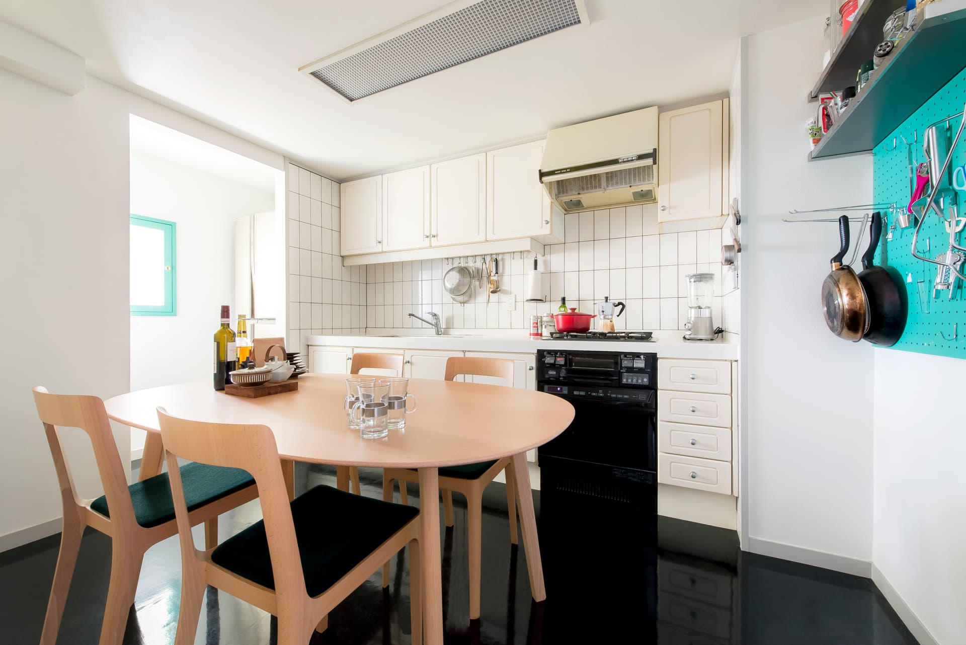 キッチン。ダイニングテーブルを置けるくらい広いのでキッチンダイニングとして使用。奥の窓側から子供部屋が覗ける。