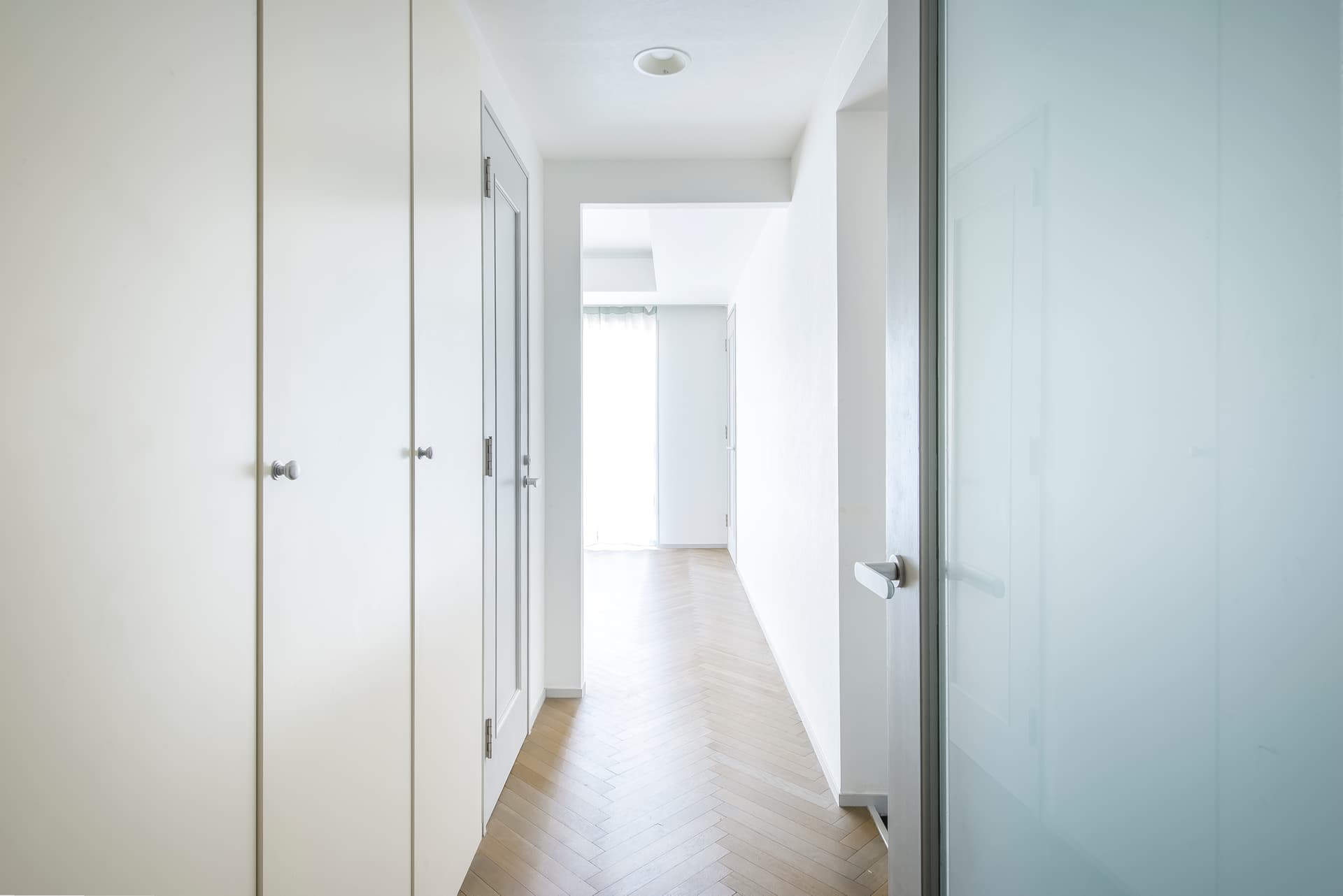 玄関からリビングにつながる廊下。左が収納、右がキッチン。