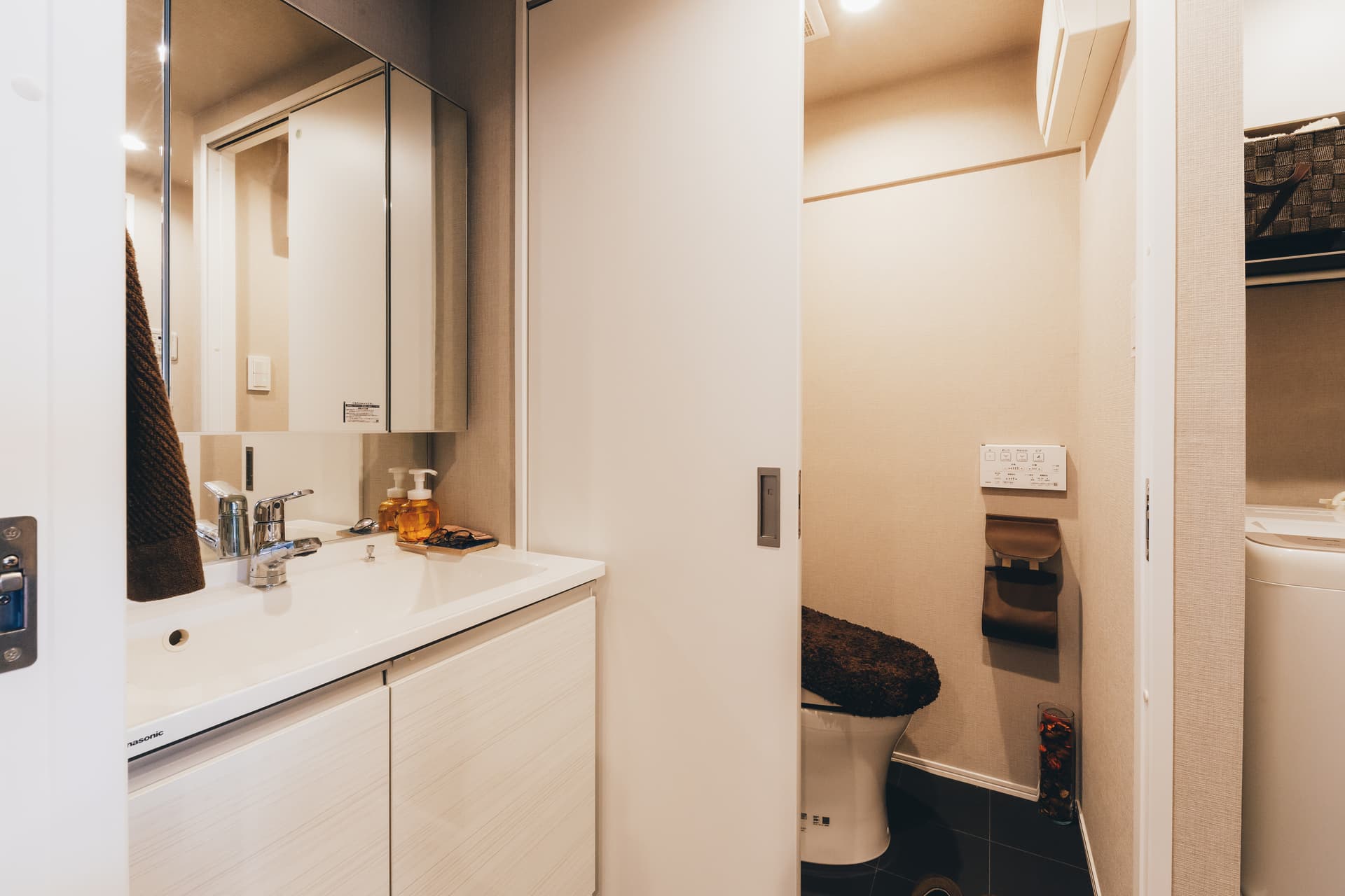 大きなミラーが特徴的な洗面台です。下に収納もたっぷりあります。

トイレは少しコンパクトめです。