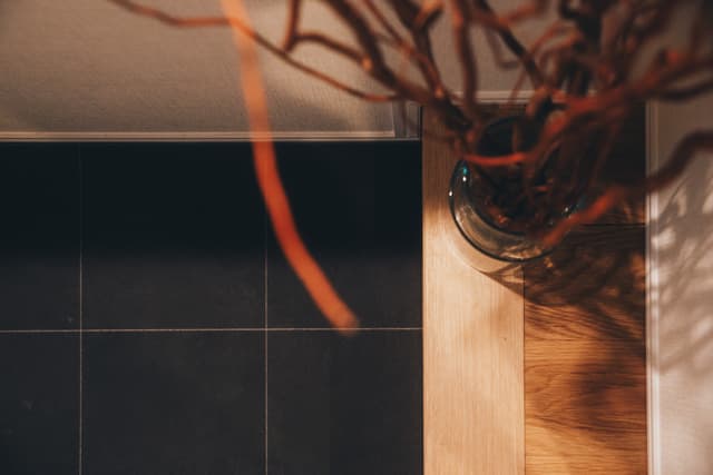 玄関の床は自分でタイル風の塩ビシートを貼っています。