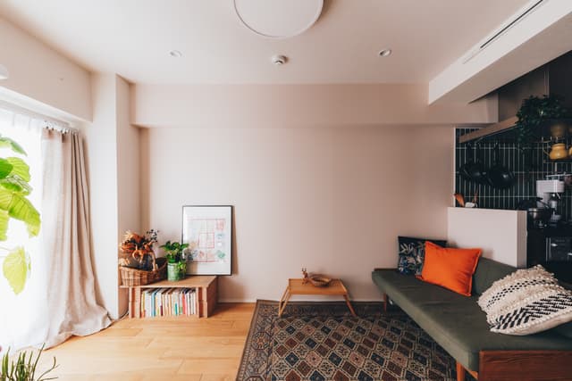 寝室から見たリビング部分です。
キッチンがある面は自分で塗装しており、オーストラリアのポーターズペイントで仕上げています。日中は自然光のため白っぽくなり、夜はほのかにピンクに見えます。