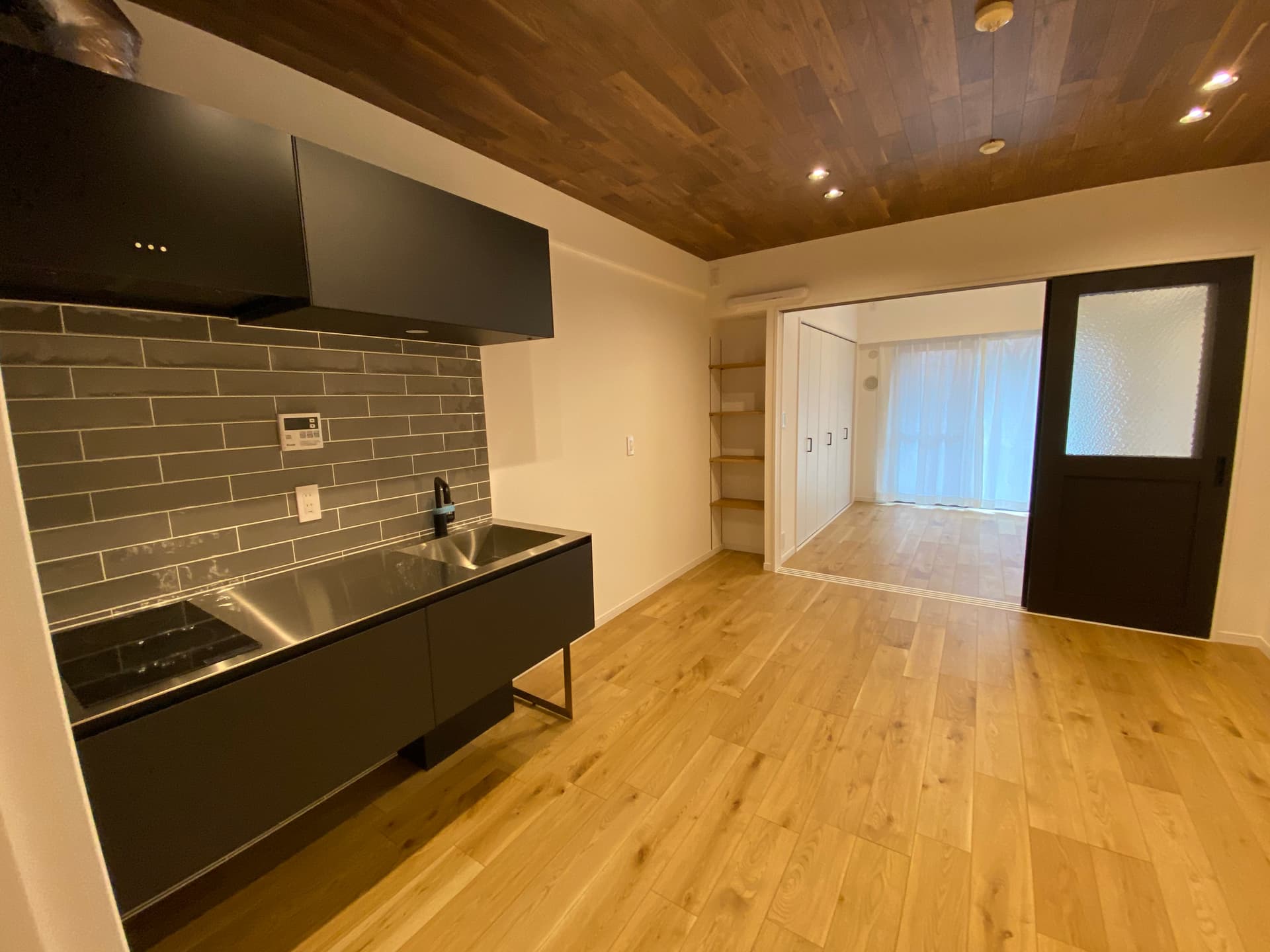 リビング。奥は仕切れる寝室。