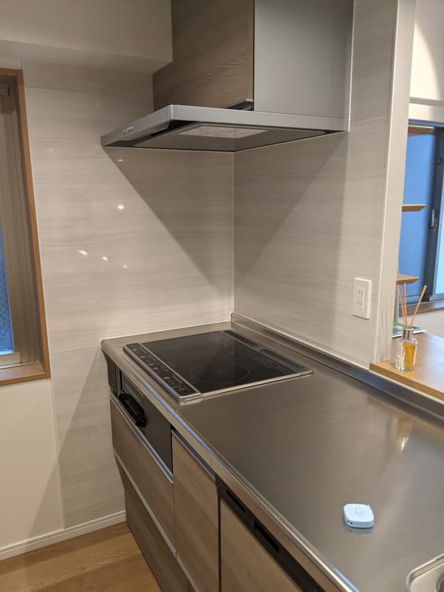 キッチン。南側。IHのコンロ３口。