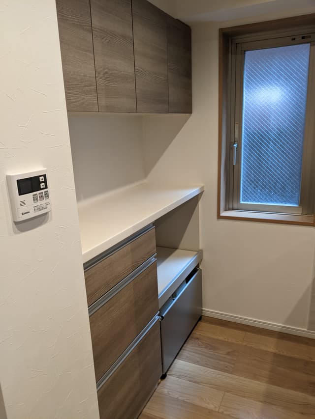 キッチン。北側の部分。収納スペースはかなり多いです。