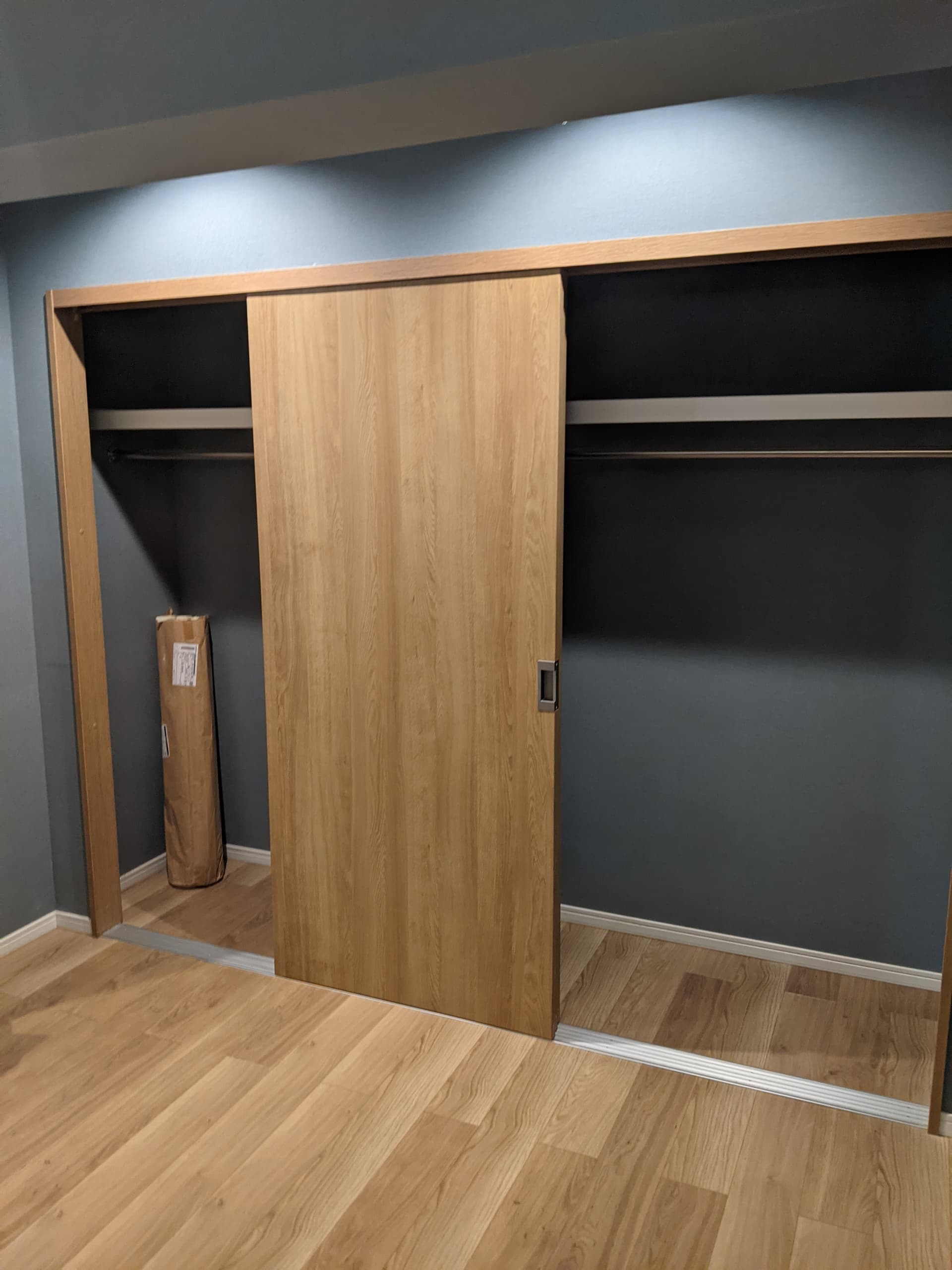 寝室。収納スペース。ハンガーラックがついています。上部の収納スペースも思っている以上に広いです。