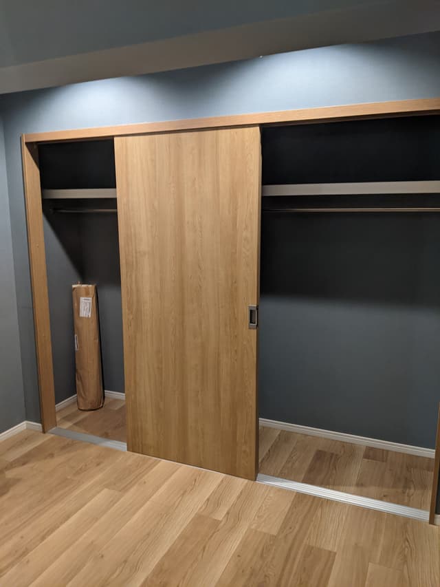 寝室。収納スペース。ハンガーラックがついています。上部の収納スペースも思っている以上に広いです。