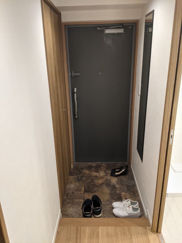 玄関。この写真の左側に収納スペース（納戸）があります。