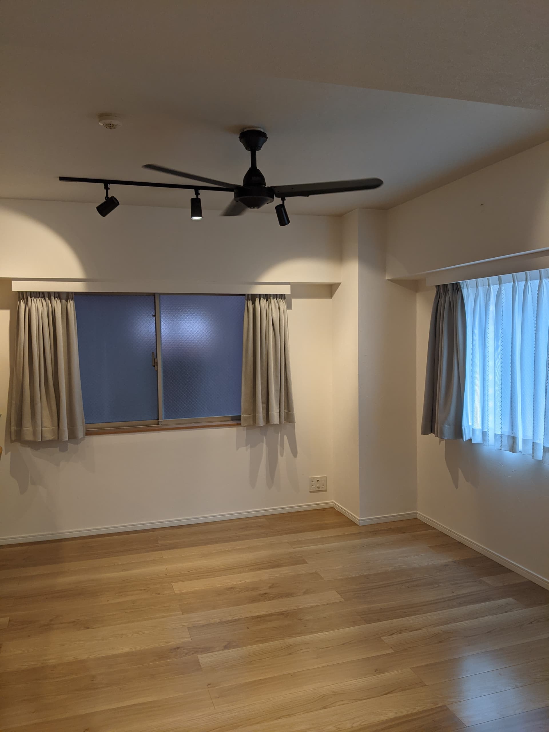 リビング。東側の部分を、東南向きに撮影。