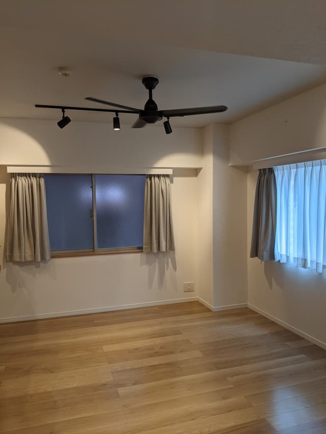 リビング。東側の部分を、東南向きに撮影。