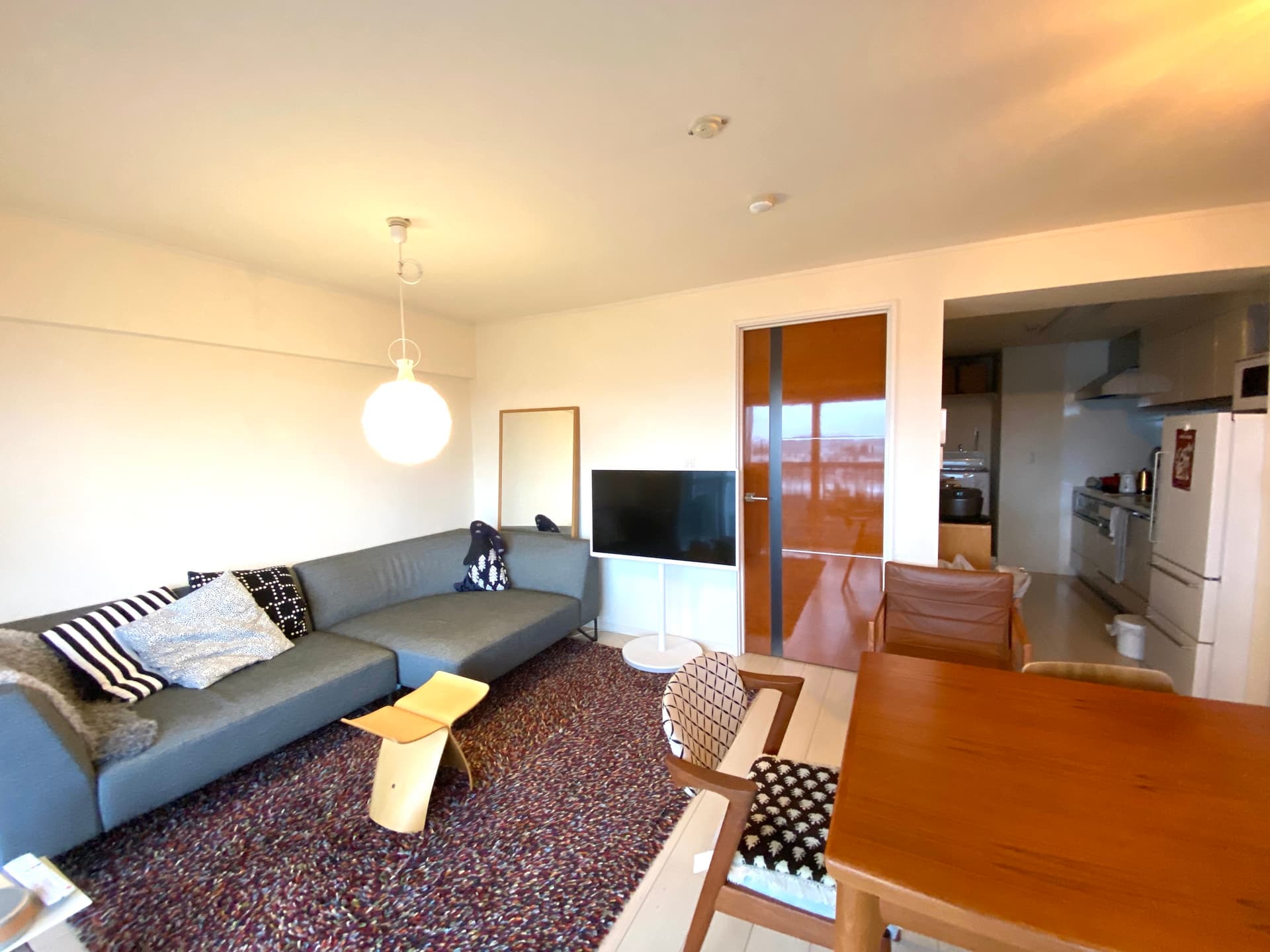 リビング、ダイニング、キッチン。リビングダイニングは約11帖でとてもゆとりがあります。