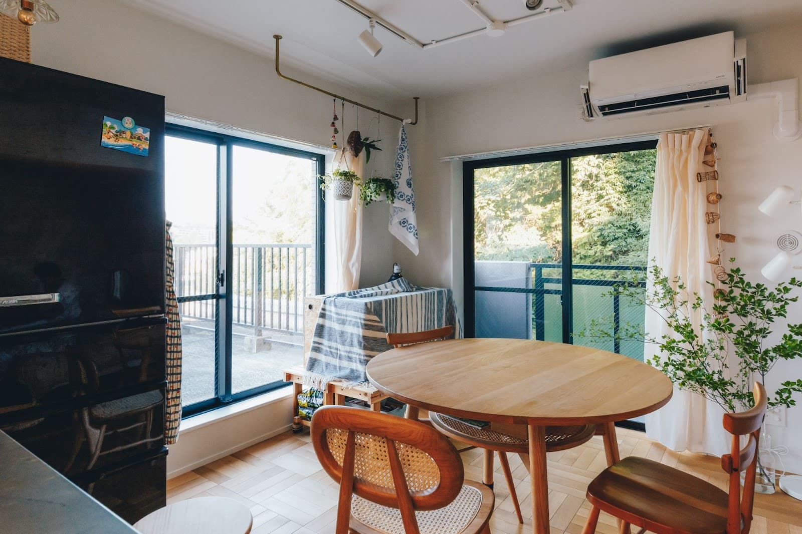 ダイニング。２つのバルコニーに面しています。東側のバルコニーはグリーンビュー。