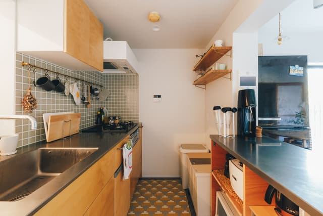 リビングとダイニングの中心に設置したキッチン。ゆったりと寛ぐリビングスペースと食事スベースをゆるやかに区切ってくれます。