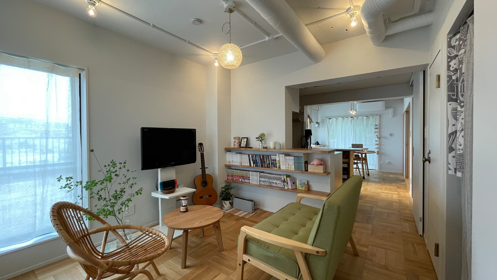 無垢オークのパーケットフローリングにこだわった空間です。天井は躯体現し＋白塗装でスッキリとまとめています。