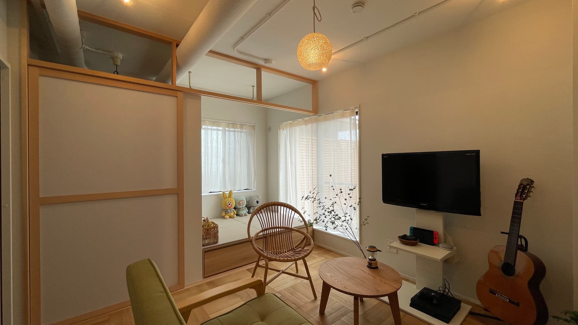 リビングの一角には小上がりを設置。欄間と障子風引戸で少しレトロな雰囲気に。