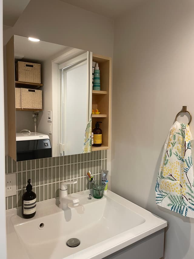 洗面台。キッチンとお揃いの色のタイルを貼っています。