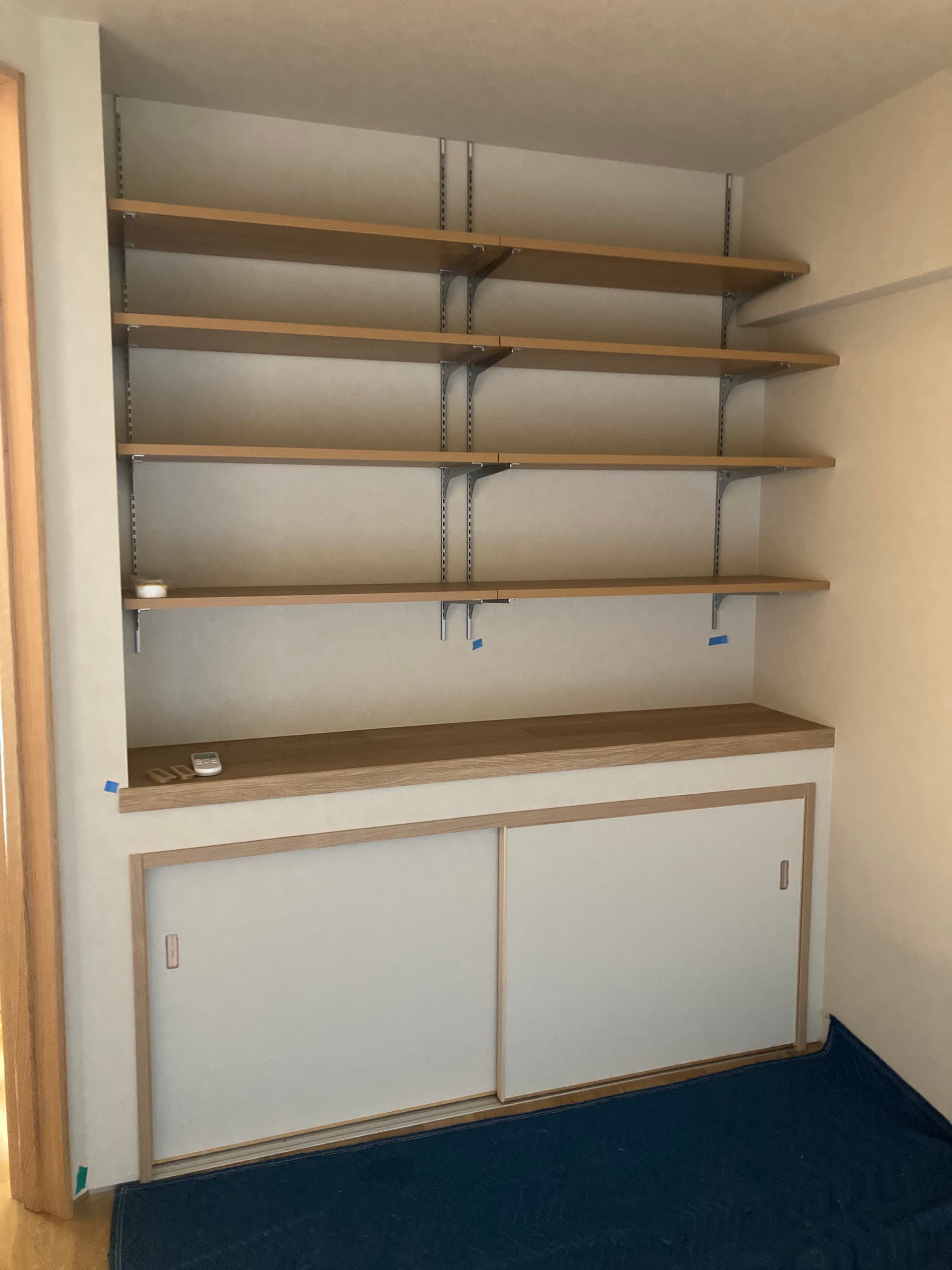 寝室の壁面収納。壁一面本を収納できます。
下には敷布団などを収納できるように押し入れを作りました。