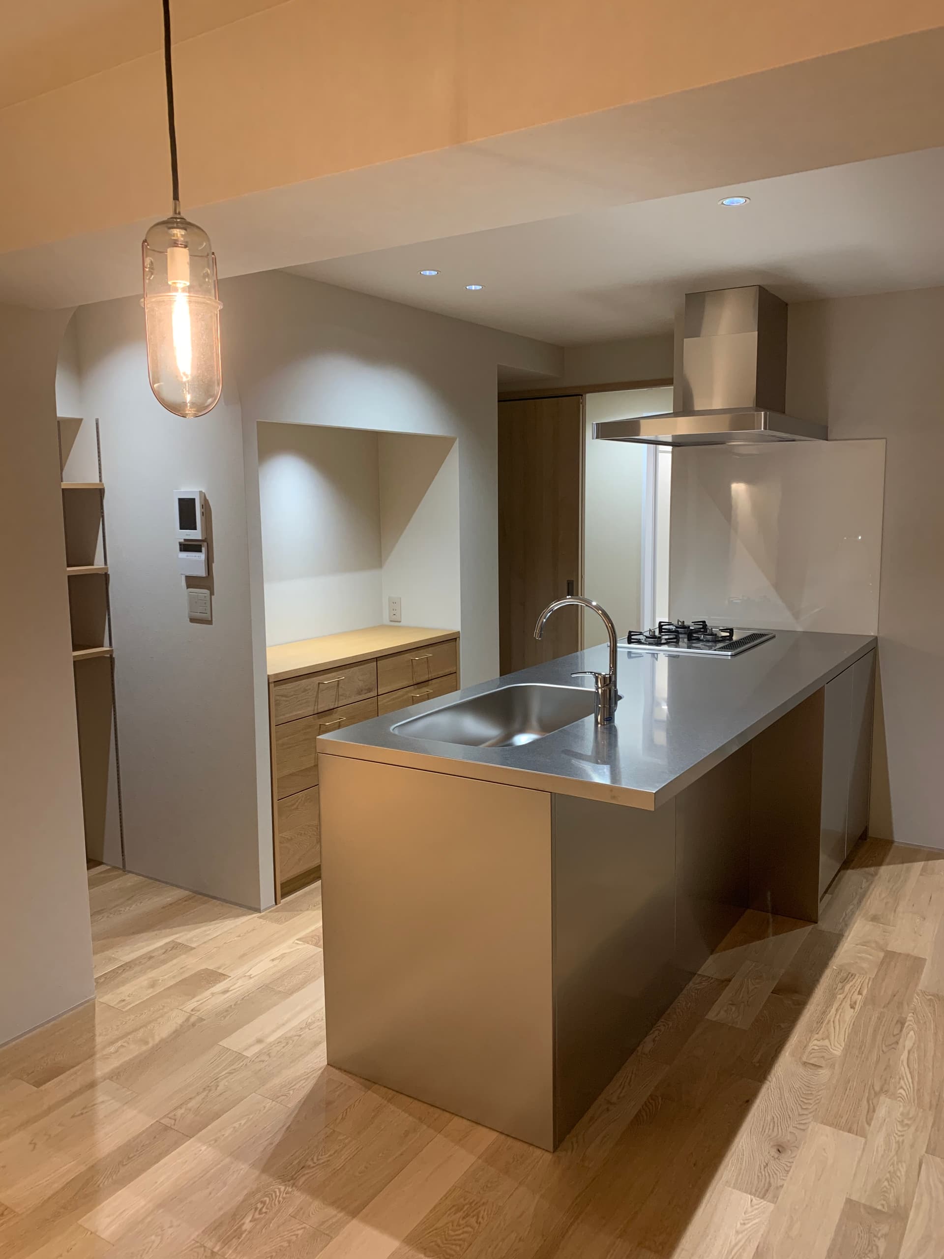 キッチンはオールステンレスのバイブレーション仕上げです。