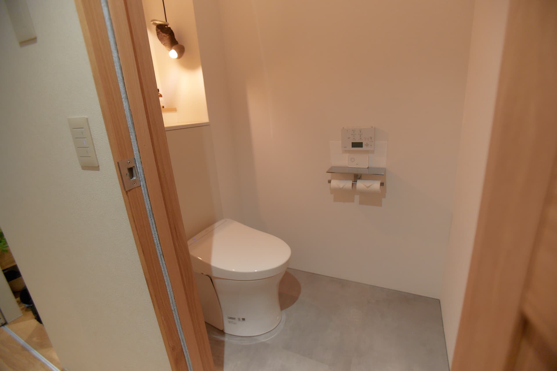 トイレのみお手入れしやすいようにモルタル風のフロアタイルを敷きました。