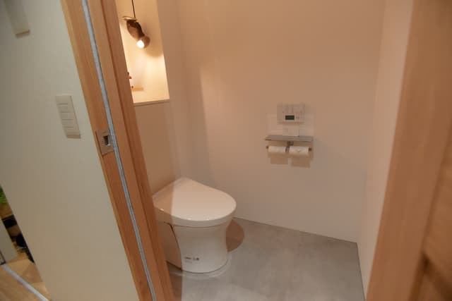 トイレのみお手入れしやすいようにモルタル風のフロアタイルを敷きました。