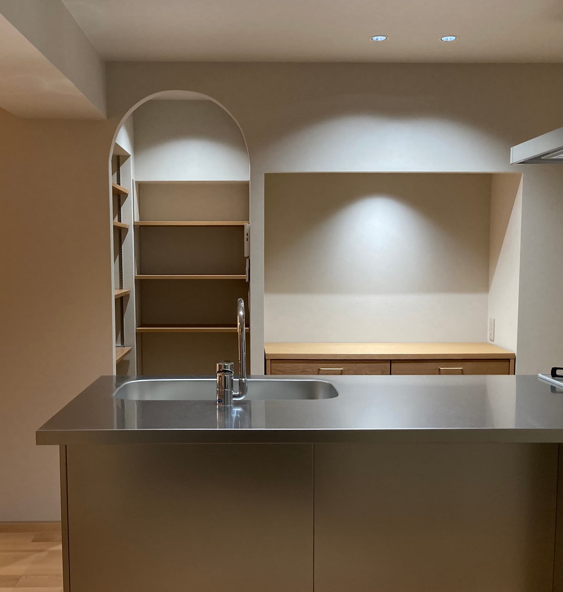 パントリー完備。可動棚になっていて、左側はコンセントもあり、一番下は引き出しになっているので炊飯器やケトルも置けます。電子レンジも置けます。