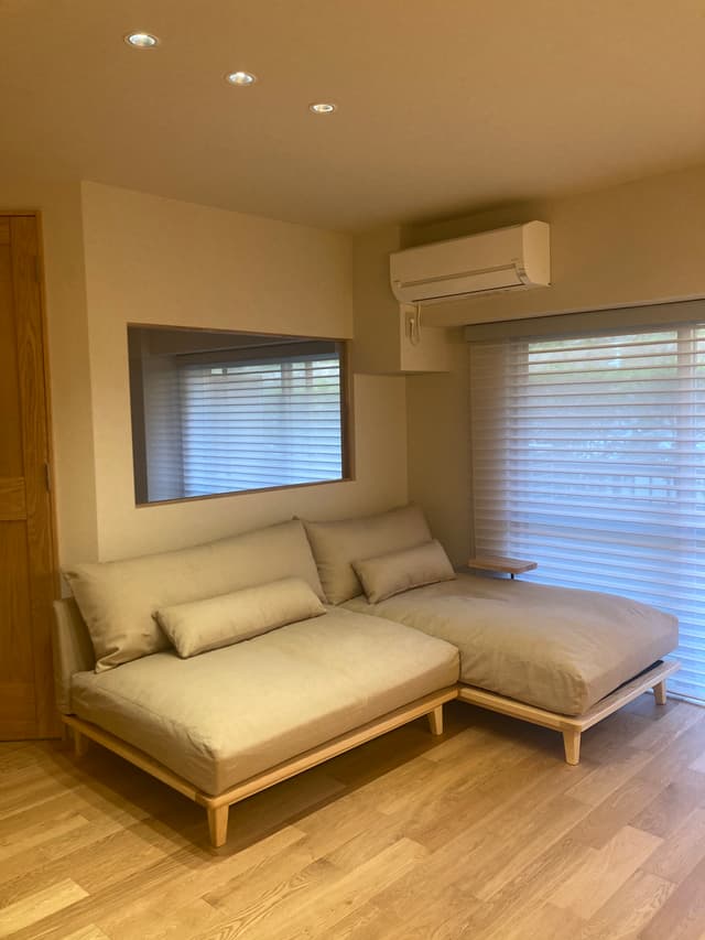 エアコンの配管が悪目立ちしないように隠蔽配管にして部屋をすっきり見せています。