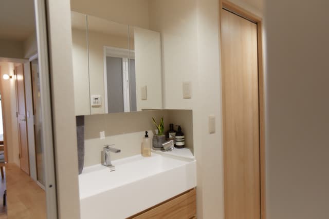 ホテルのような洗面台をイメージして作りました。横幅は90ですが、ニッチがあるのでそれ以上に広く感じます。