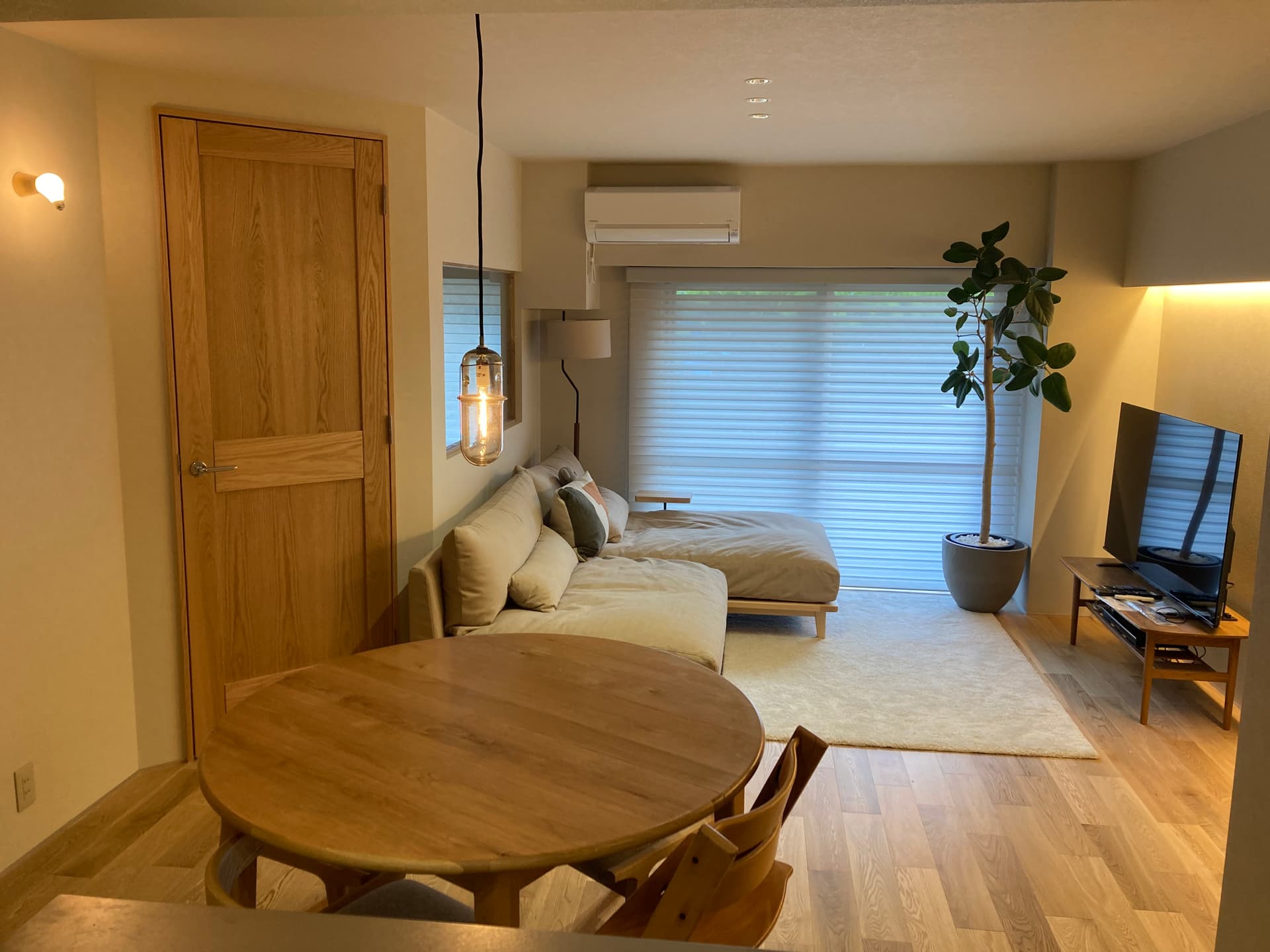 110cmのラウンドダイニングテーブルもゆったり開けるくらいの広さがあります。
ダウンライトはグレアレスダウンライトという、天井が眩しくならずに下を雰囲気良く照らしてくれる、ホテルで使われるようなものを使用しています。