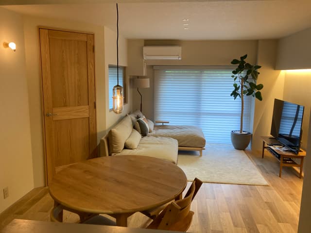 110cmのラウンドダイニングテーブルもゆったり開けるくらいの広さがあります。
ダウンライトはグレアレスダウンライトという、天井が眩しくならずに下を雰囲気良く照らしてくれる、ホテルで使われるようなものを使用しています。