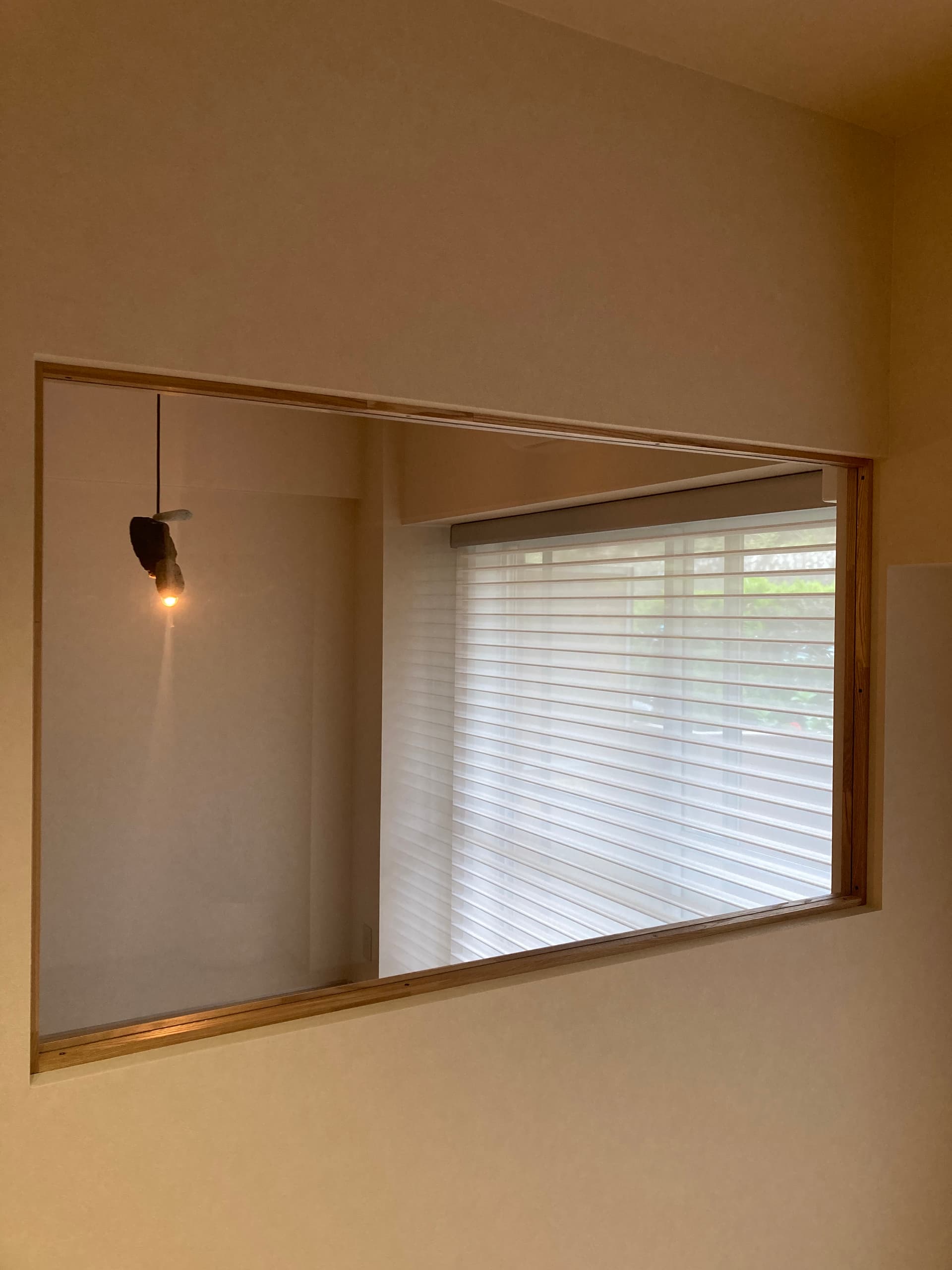 寝室は4.5帖とミニマムにし、そのかわりリビングを広く作りました。
開放感を感じられるように室内窓をつけました。飛行機や車で使用されている合わせガラスで、地震があっても割れにくく安心です。