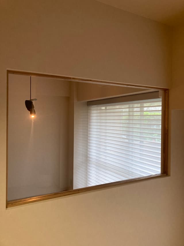 寝室は4.5帖とミニマムにし、そのかわりリビングを広く作りました。
開放感を感じられるように室内窓をつけました。飛行機や車で使用されている合わせガラスで、地震があっても割れにくく安心です。