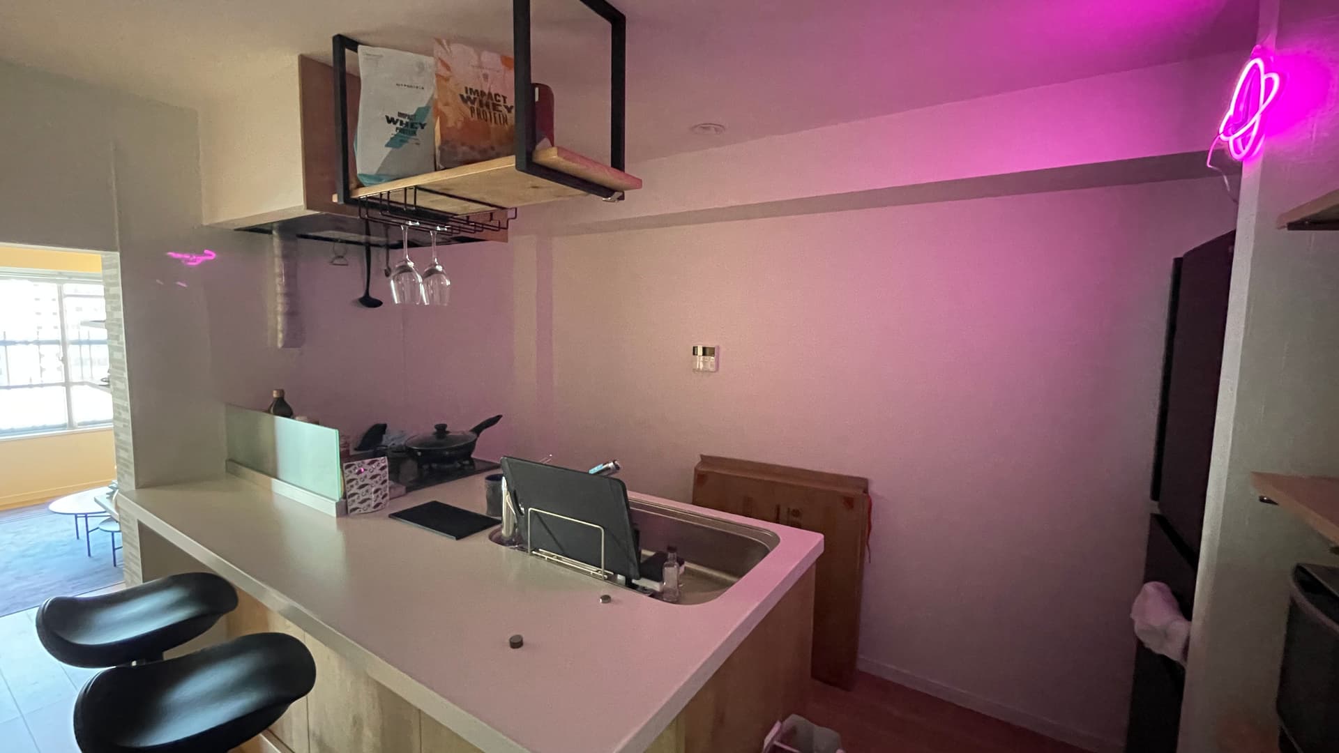 木星ネオンON、吊り棚にはワイングラスも収納、週末大切な人と過ごしても、友人を招いても。