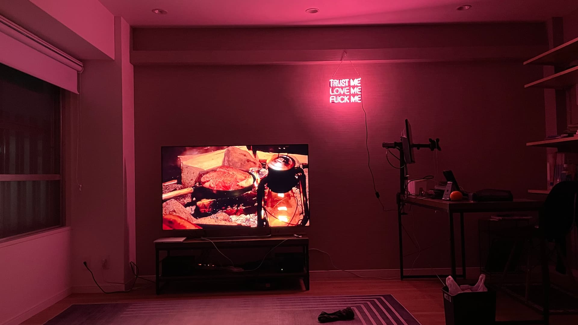 14.8畳のリビング。55型 4K TVと在宅用デスクを置いてもゆったり使えます。
仕事後、ローテーブル、カウチソファ側であなただけのチル空間に。もちろん独り占めしても、大切な人と過ごしても。