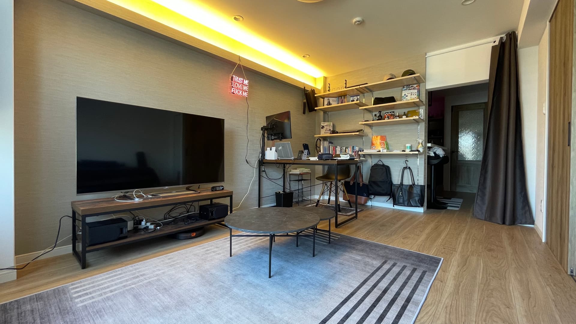 間接照明ON、ネオンON。