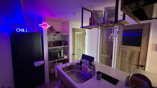 最高のチルアウト空間を自宅に実現しました。

うまく設計されたウォールラックには、
こだわりのお酒、豆から挽くコーヒー、調理用品が。