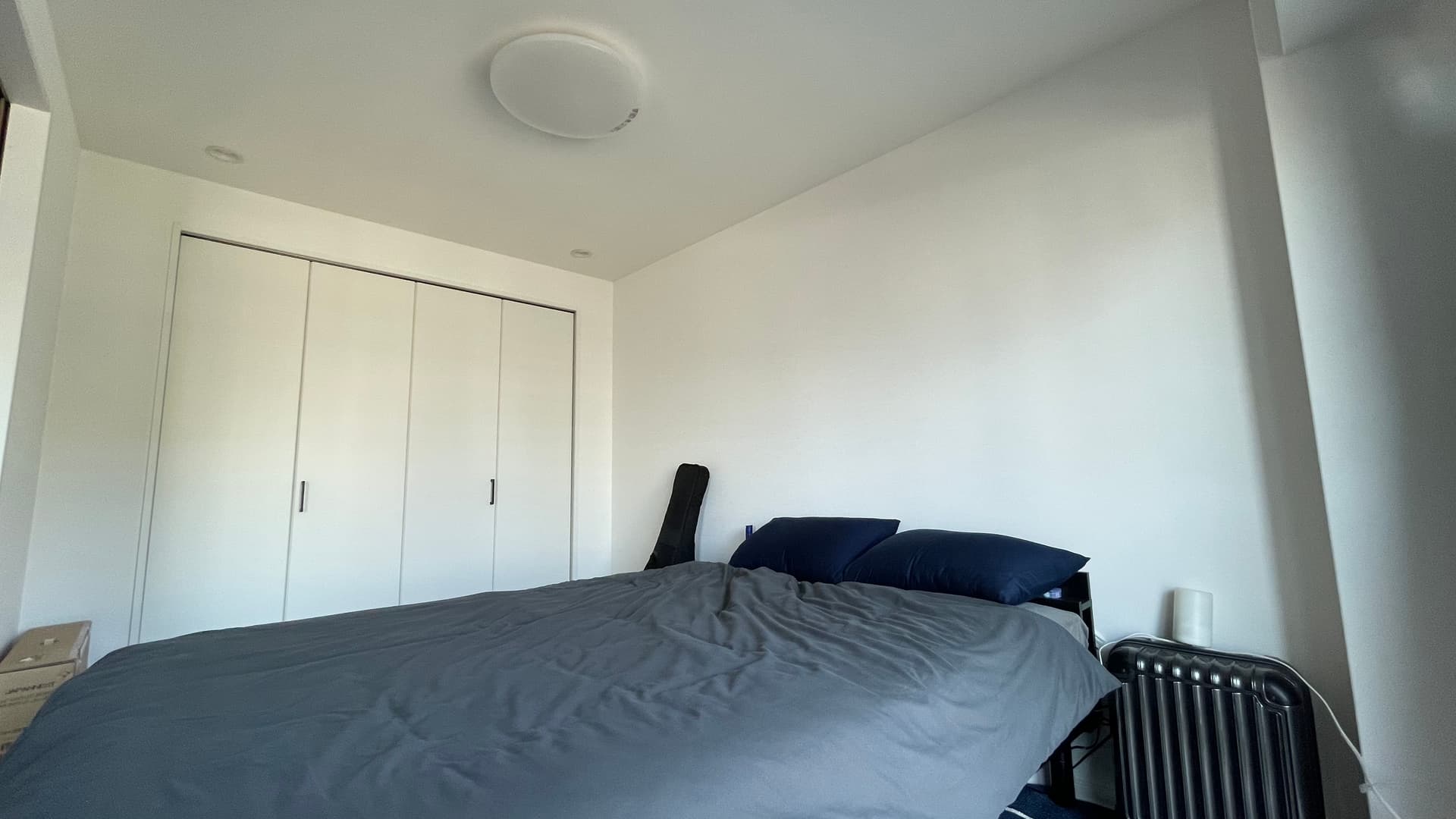 一面クローゼットなので季節物、来客用のマットレス、一眼レフのカメラバッグ、登山道具など全て入りました。