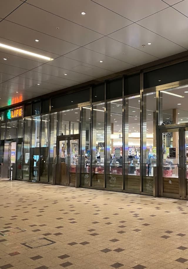 【周辺環境】ライフムスブ田町。徒歩4、5分です。お気に入りのスーパーです。最寄りのスーパーは徒歩2分、コンビニ1分ですが、ついつい新鮮なフルーツ、美味しいお惣菜を求めて通ってしまいます。