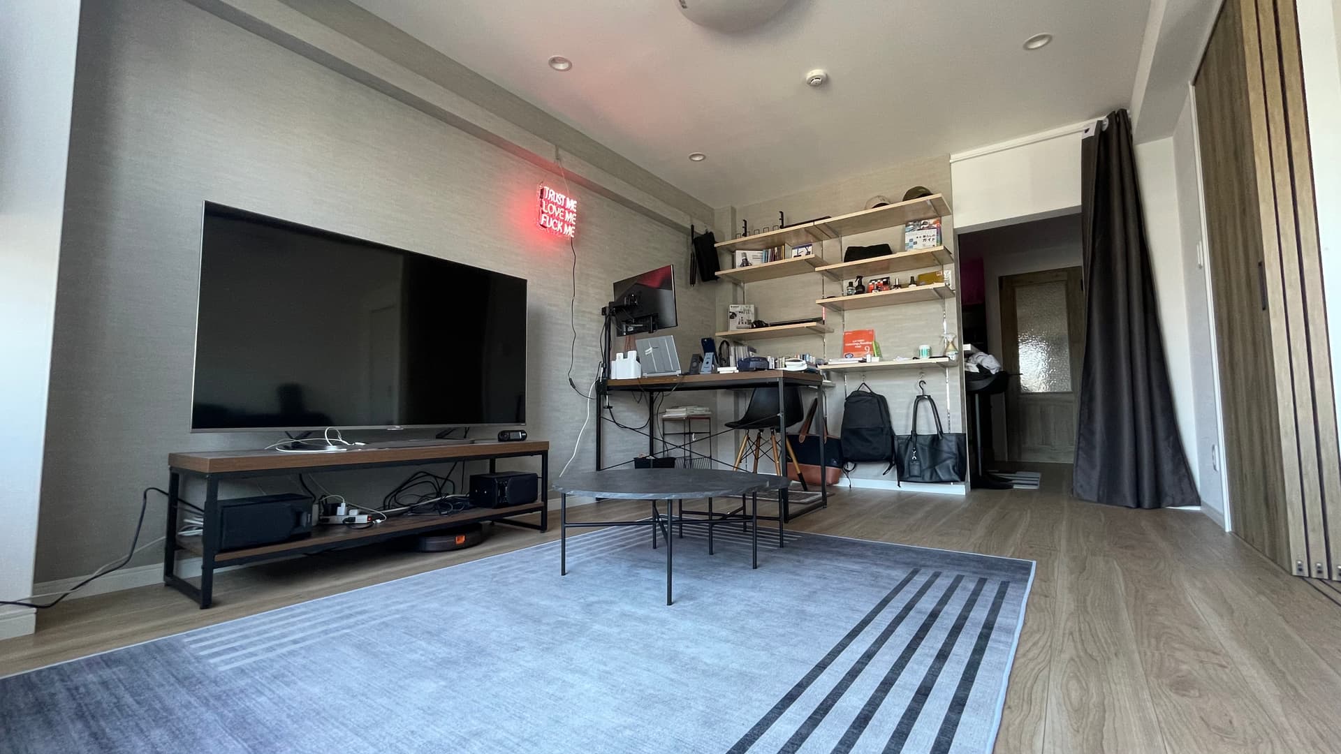 間接照明オフ、ネオンON。