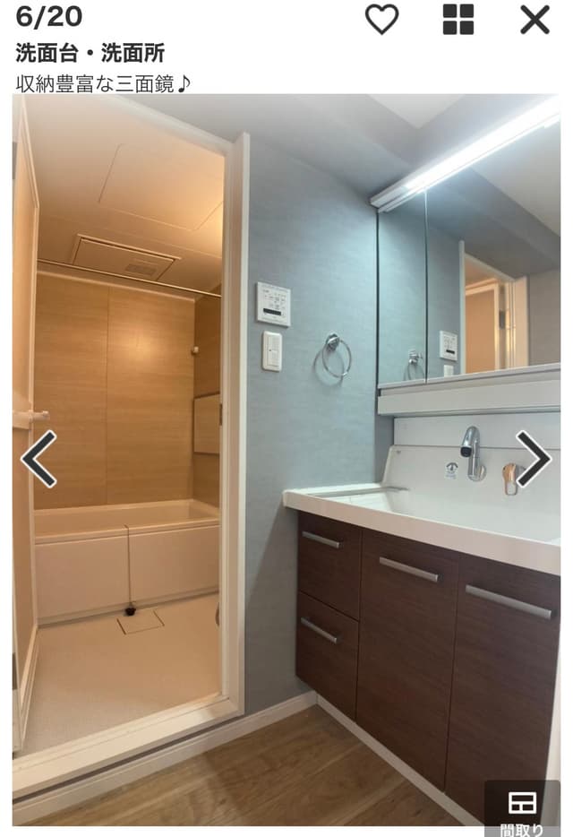 収納バッチリの洗面台。対面ガラスの奥には、左右・中央の収納スペースが。
タオル掛け、シンク下の収納が充実して、生活のワンポイントを抑えてくれてます。
壁紙もとてもオシャレ。毎日を気持ちよくスタートできます。