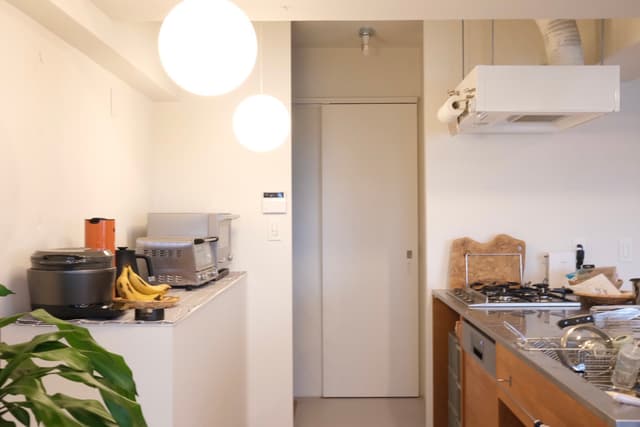 キッチンと脱衣所の間にはパントリースペースがあり、細々としたストック品や冷蔵庫を隠せます。
キッチンにはフロントオープンの食洗機をつけていて、1日の洗い物を一気に洗えます。