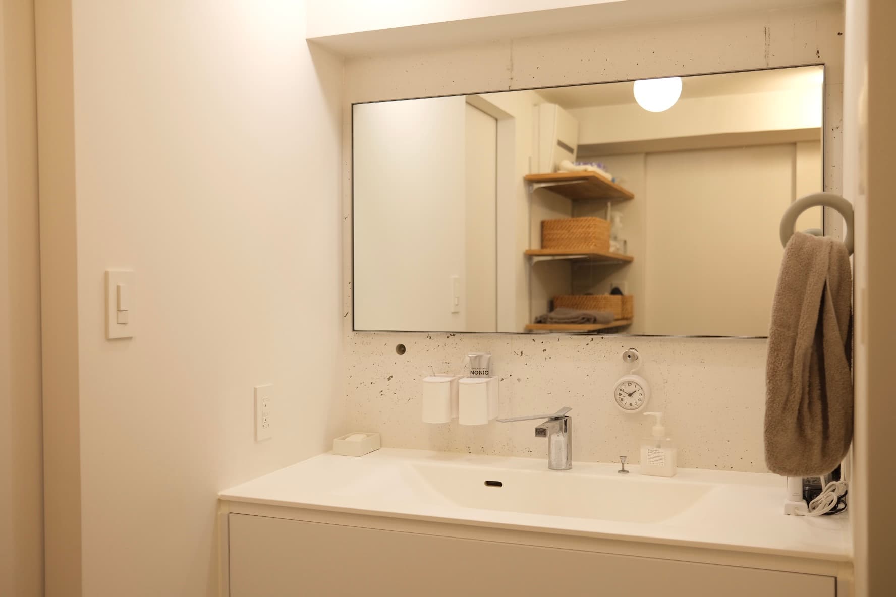 洗面は幅1200mmあるので、大人2人が並んで支度できます。