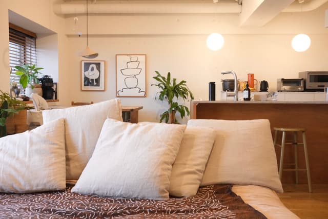 オープンにしたキッチンのリビング側はカウンタースツールを置いて食事ができるようになっています。