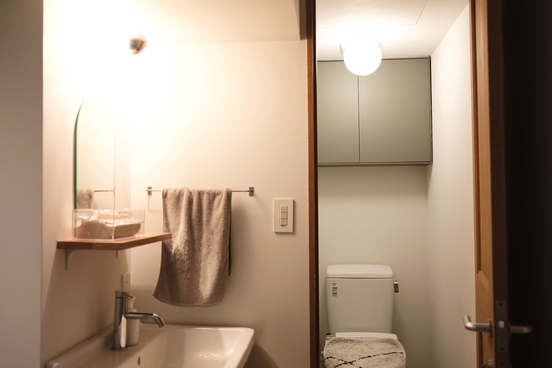 トイレ手洗いはトイレの外（廊下）に設置しているので、帰ってきた時にすぐに手が洗えたり、サブ洗面所としても使えます。