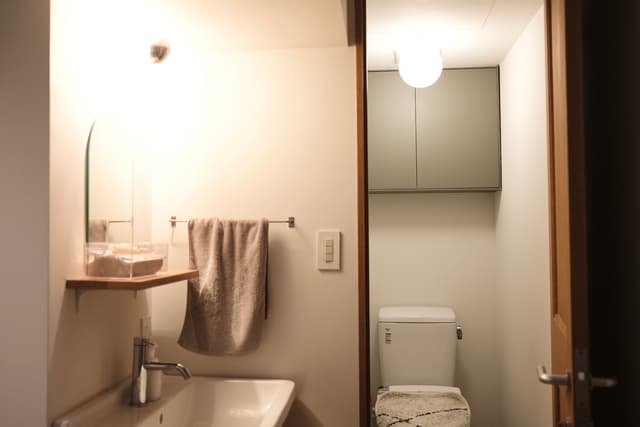 トイレ手洗いはトイレの外（廊下）に設置しているので、帰ってきた時にすぐに手が洗えたり、サブ洗面所としても使えます。