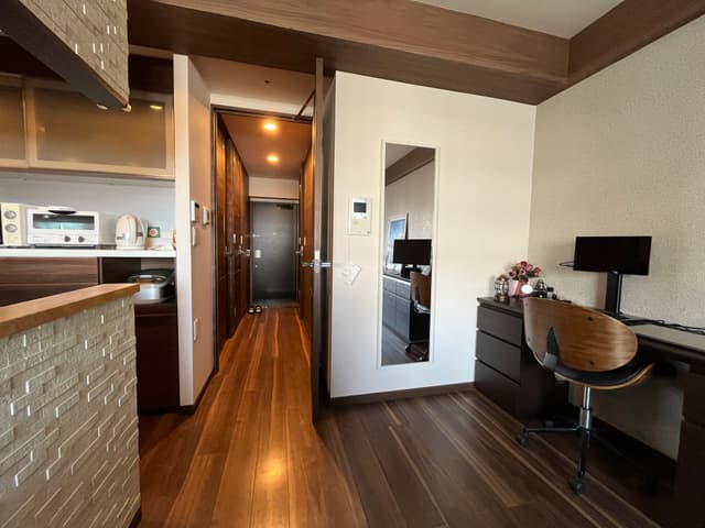 ダイニングから廊下。