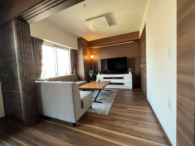 リビング。奥にクローゼットあり。南東向きで日当たり良好。