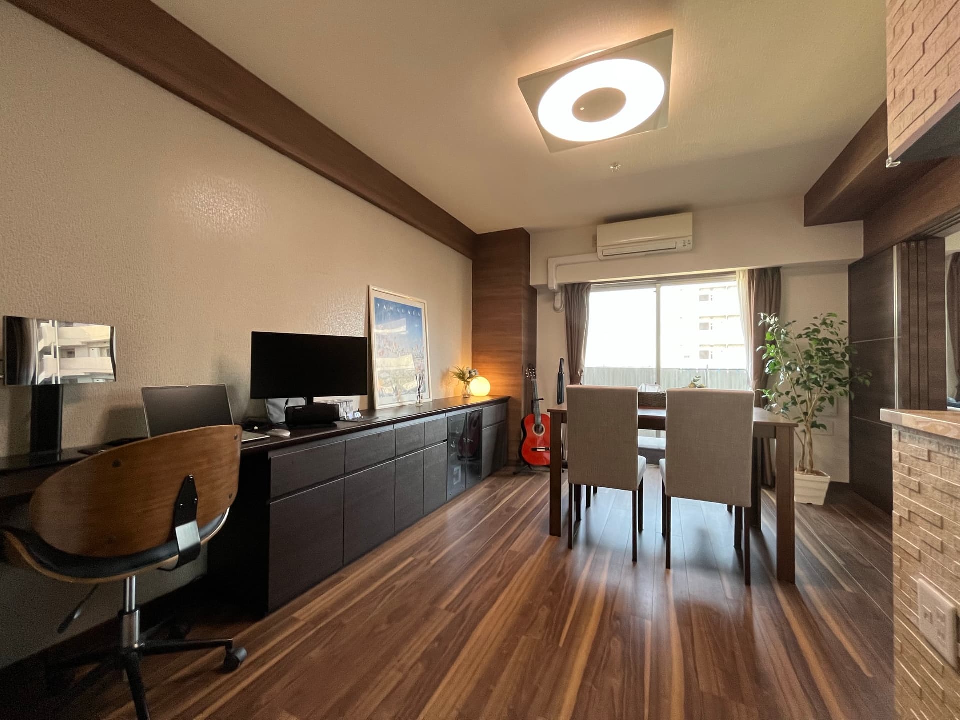 ダイニング。食事しながらスカイツリーを臨む。夜は最高に綺麗。