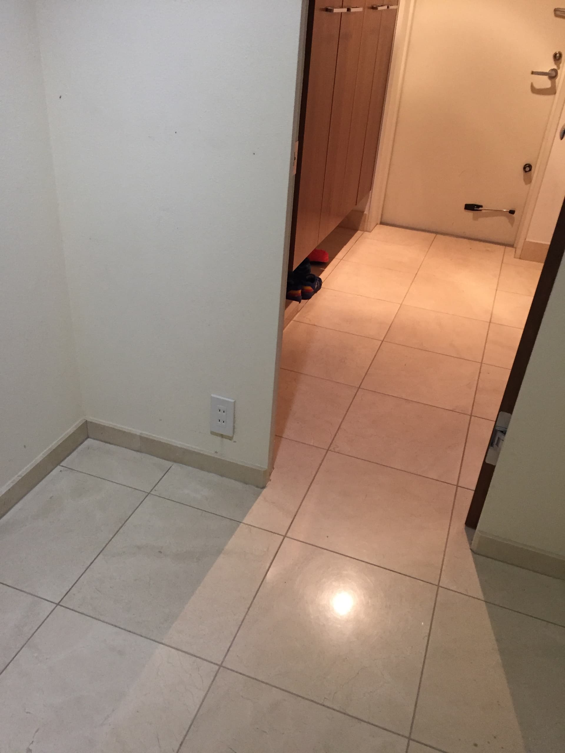 玄関は、石のタイル。収納から玄関